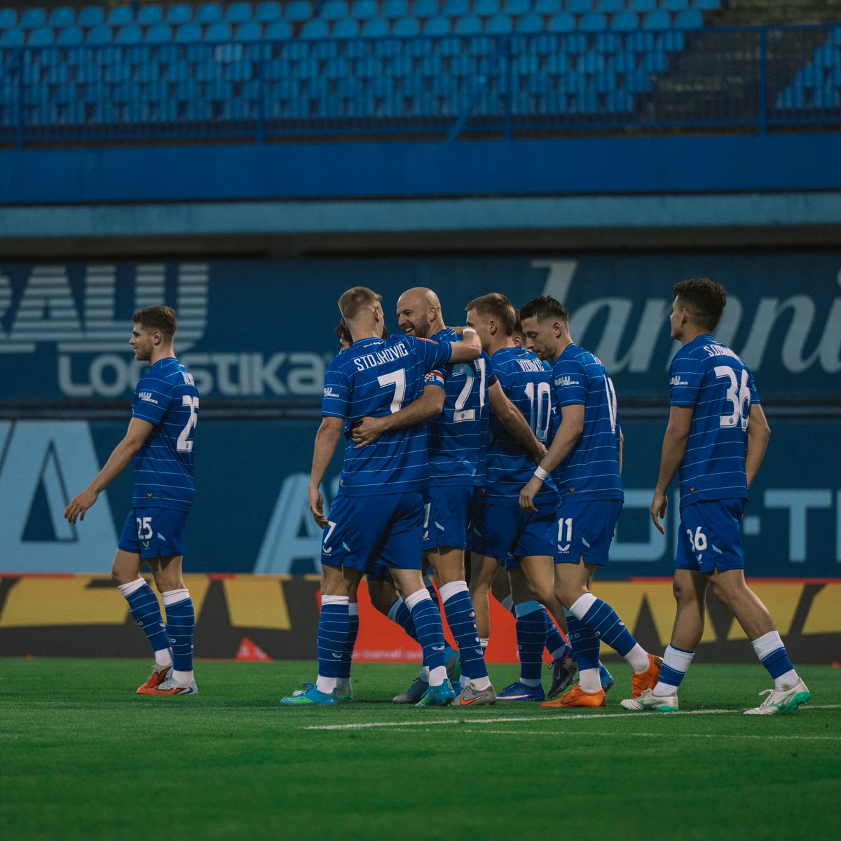 ...staviti ruke na tvoja ramena... 🙌💙

📷 Luka Stanzl/GNK Dinamo