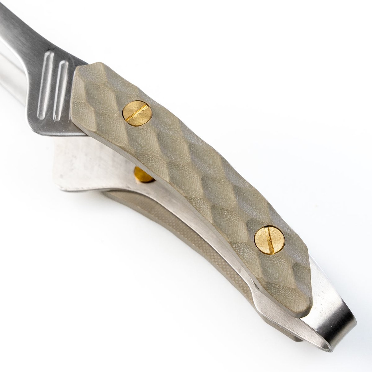 BushCraftJP's tweet photo. 【新商品情報】
Bush Craft Inc.から「クイック焚き火グローブ」につづく
簡単着脱なトングが登場！！

”クイックBBQトング”

▶ １秒
樹脂製シースにより、トングが片手で簡単に抜き差しが出来る！

▶ 無くさない
首掛け・ショルダー掛けができるレザーストラップを装備。（長さ調整可）

▶ いつも清潔
トングが汚れる心配がなく、
シースも使用後は分解・洗浄が可能な構造！

▶ じつは「超」本格派
ステンレス製トングのハンドルには、
本格的なサバイバルナイフにも採用される「G10ハンドル」を装備。

【価格】
￥4,950（税込）

【セット】
トング本体、専用シース、ネックストラップ

その他詳細は商品ページをご確認ください。
https://t.co/qbZ8IUbEu8

#ブッシュクラフト #ブッシュクラフトインク #bushcraft #bushcraftinc #トング #bbq