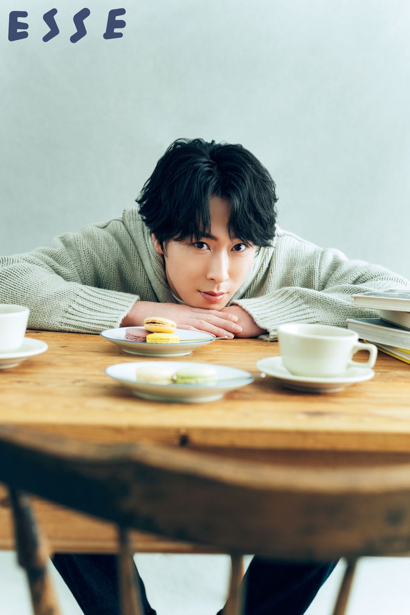 ESSEweb's tweet image. ꫛꫀꪝ✧‧˚

ESSE6月号の表紙＆インタビューには
#宮舘涼太 さん（#SnowMan）が初登場🎊

舘様の素顔に迫る普段の暮らしや
幼少期のお話とともに、
まったりカフェタイム風のお写真をお届け☕

5月の母の日に合わせて、
カーネーションを持った表紙が目印です🌹✨

発売は5月1日📚