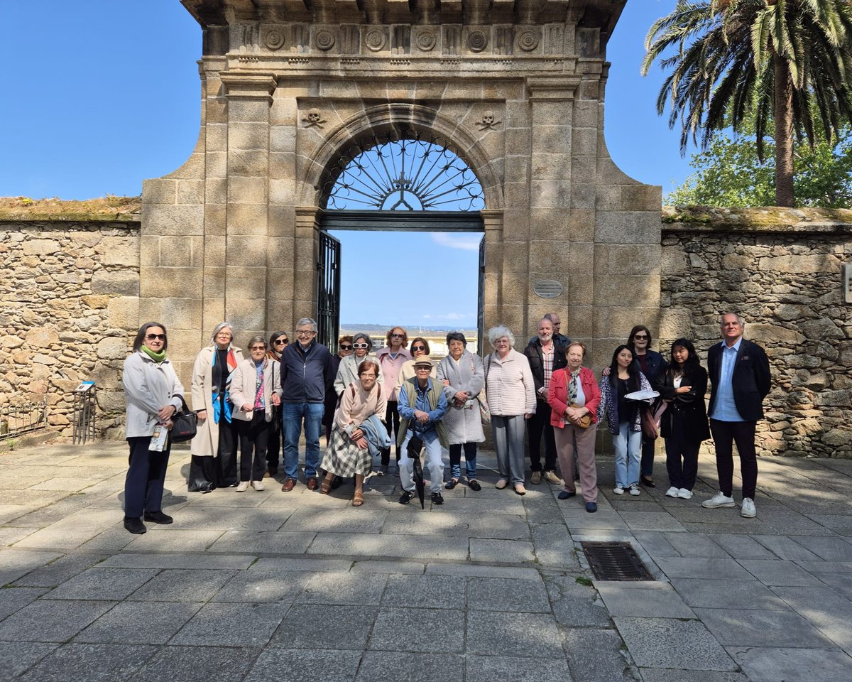 ategal's tweet photo. Las Aulas de A Coruña se unen al tour por el Cementerio de San Amaro, donde arquitectura, cultura e historia de la ciudad confluyen en un mismo espacio.

#visitacultural #envejecimientoactivo #aulassenior https://t.co/7g2oWd2QeT