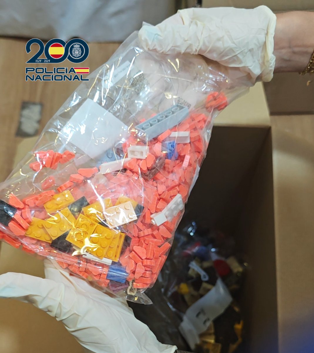 policia's tweet image. A nuestros agentes de @policia no les encajaron "las piezas"  🧩

Dos personas detenidas en #Madrid cuando intentaban envíar 5.000 pastillas de MDMA camufladas entre las piezas de un juguete de construcciones

#SomosTuPolicía
