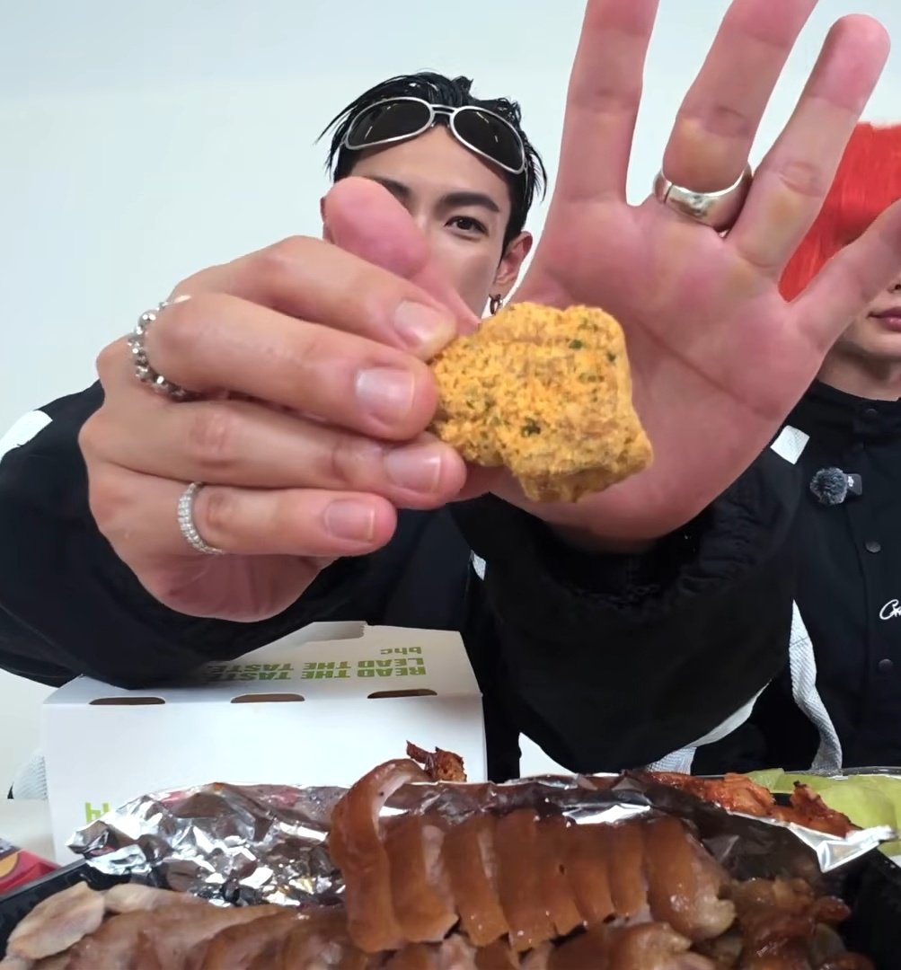 ⊹₊˚‧ william tweet media