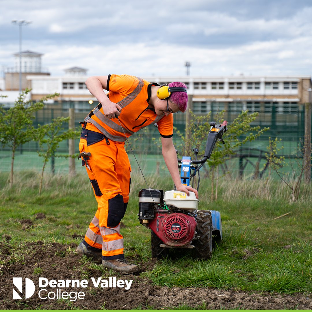DVCollege's tweet image. National Gardening Week 🌿

Grow skills. Protect nature. Build your future.

At Dearne Valley College, our land-based courses offer:
🌳 Conservation work
🌱 Organic growing
🌼 Hands-on outdoor learning

dearne-coll.ac.uk/department/ani…

#Landbased #Outdoors #College #DearenValley