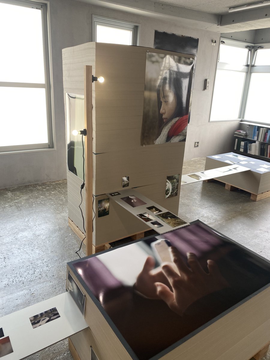 【東京店スタッフのアートさんぽ記】
八紘美術さま HAKKOギャラリー／工房にて開催中の、写真家・川島小鳥さんとデザイナー・米山菜津子さんによる展示『P・R・E・S・E・N・T』に行ってきました。とても素敵な展示でいろいろと勉強になります。5/2(土)まで。