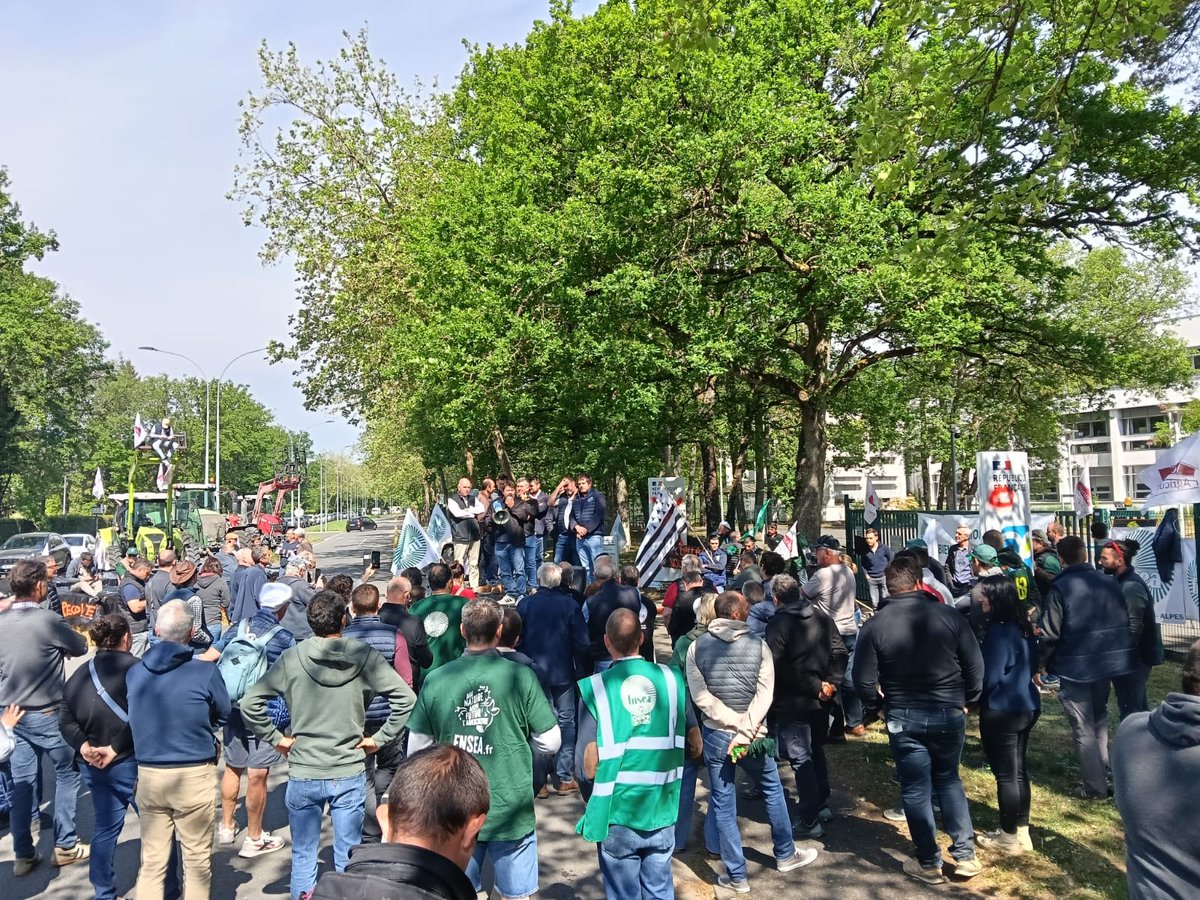 FDSEAVendee's tweet photo. 🟢🔴 Une délégation #fdsea85 est présente à Orléans avec des agriculteurs de tout le bassin Loire-Bretagne pour défendre l'intérêt et l'importance de l'agriculture dans nos territoires. Le SDAGE doit cesser d'être un frein à la production agricole. Un report de 3 mois est obtenu https://t.co/QgjoG6WeZo
