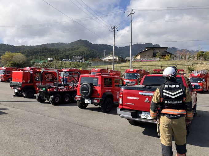 zz102zz's tweet photo. 能登半島の反省を活かして導入された小型車が、岩手県大槌町の山林火災に続々と投入されていて良い。実運用内で活用の幅を広げて欲しい。
ついでに、「ピックアップトラックは物資も人もガンガン積むために、ハードトップカバーなんて不要だったな、取ってしまえ」という気付きも得て欲しいところ。 https://t.co/Ukh5SMa4Xs