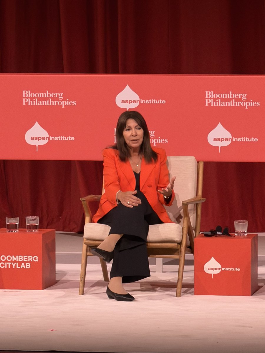 the_transit_guy's tweet image. I will gladly fly over an ocean to hear Paris’s former mayor, Anne Hidalgo, one of the greatest living urbanists of modern times, talk about how she transformed Paris and greatly reduced the city’s pollution.