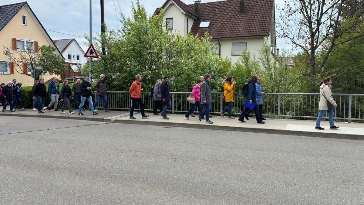 Coffee Walk „In der Warth“: Viele Anwohner nutzten am 21.04.2026 die Chance, ihre Ideen direkt mit der Stadtverwaltung zu teilen. Ihr wollt auch am Coffee Walk teilnehmen? Dieses Jahr finden noch zwei weitere statt. Wir halten euch auf dem Laufenden! #CoffeeWalk