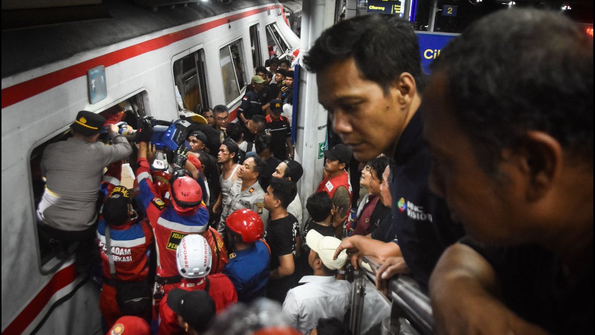 ChinaDailyAsia's tweet image. The death toll from a collision between two trains in Bekasi, West Java, #Indonesia, has risen to 14, with 84 people injured, local officials said on Tuesday.
buff.ly/urM4v7z