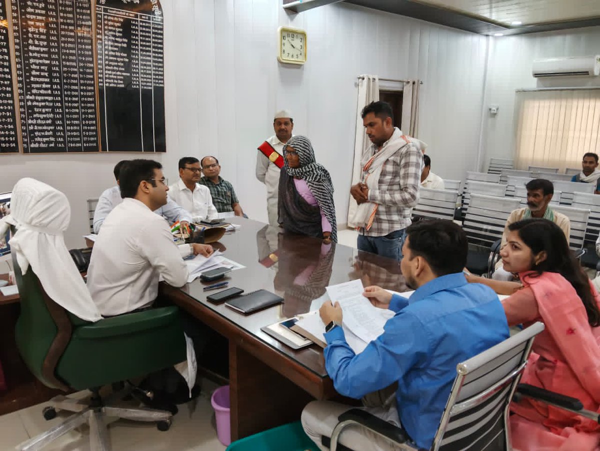 जनता दर्शन में आज जनसामान्य की समस्याओं को गंभीरता से सुना गया।
प्राप्त शिकायतों के त्वरित एवं गुणवत्तापूर्ण निस्तारण हेतु संबंधित अधिकारियों को आवश्यक निर्देश दिए गए, साथ ही समयबद्ध कार्रवाई सुनिश्चित करने पर बल दिया गया। <a href="/MaYapiratii/">😍😍मायापिरती😍😍</a> <a href="/CMOfficeUP/">CM Office, GoUP</a> <a href="/ChiefSecyUP/">S.P. Goyal, Chief Secretary, GoUP</a>