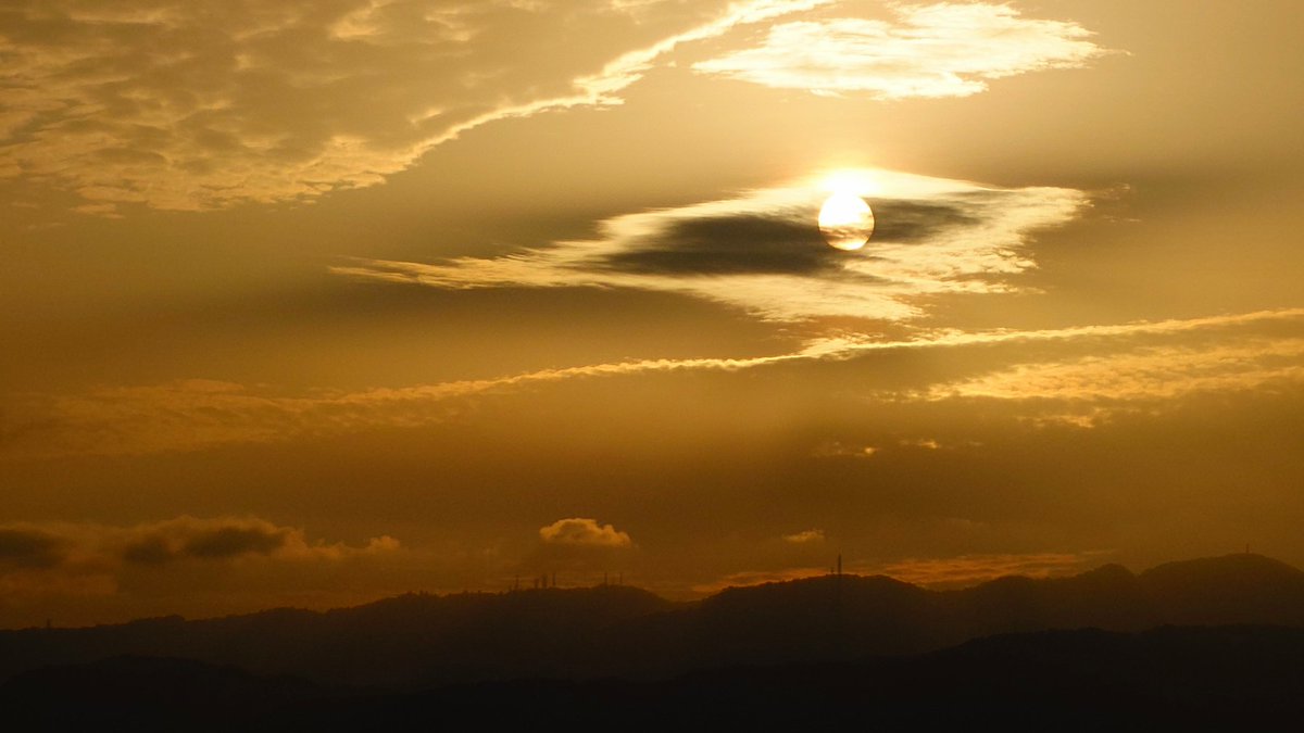 2nd83201081869's tweet image. 今日もお疲れ様でした🌄
日の入18時40分
#イマソラ　#六甲山　#夕日🌇