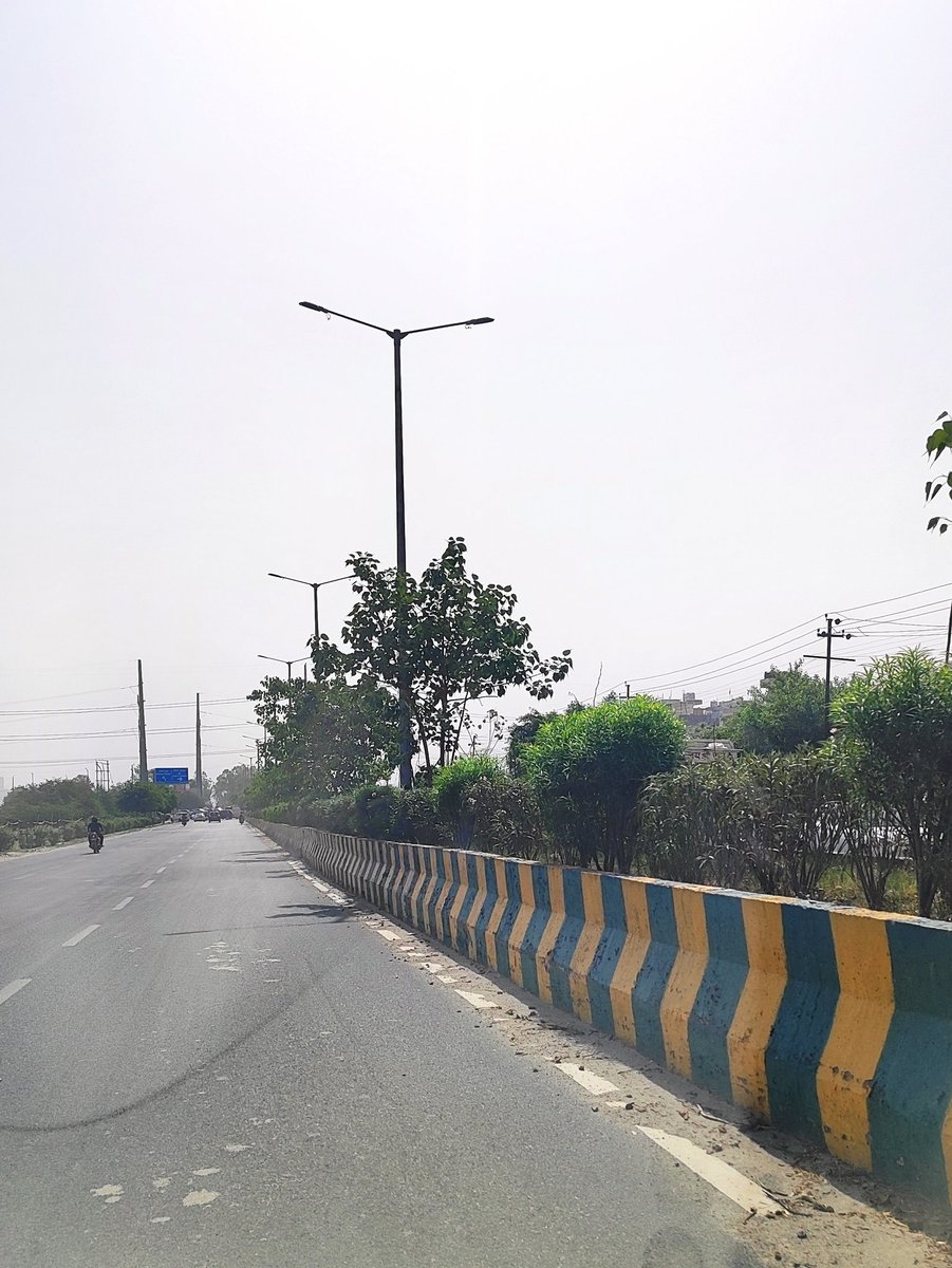 rockme26's tweet image. #noida
@CeoNoida @noida_authority @CPCB_OFFICIAL @CAQM_Official @RoopaMishra77 @IasAlok @ChiefSecyUP 
Noida sec 116-112 main road 
Sec 115-112 main road towards FNG full of dust next to road divider despite mechanical sweeping machine contract here.
Please see the condition.