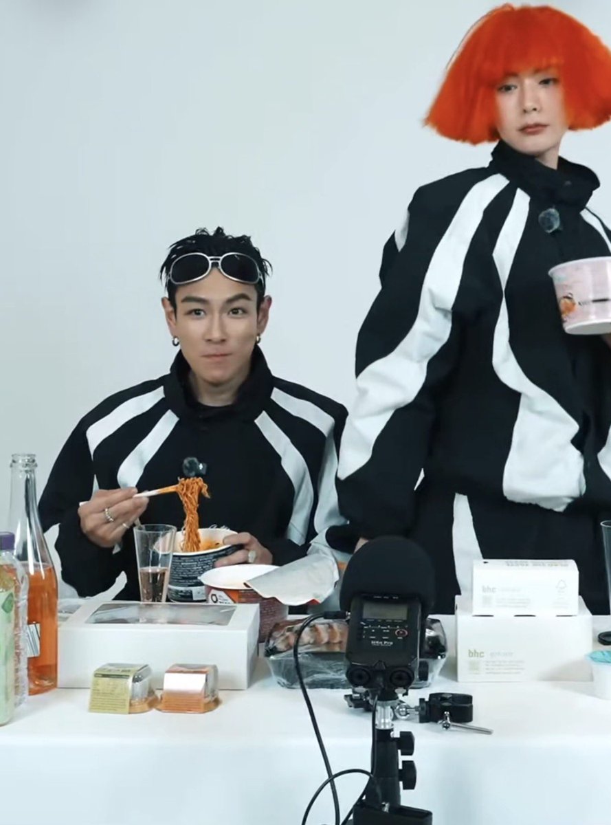 winterwhatever's tweet image. T.O.P trying hard not to laugh at NANA’s dancing as she mimics their dance in Studio 54 😆😆😆

#TTTOP #NANA #TOP