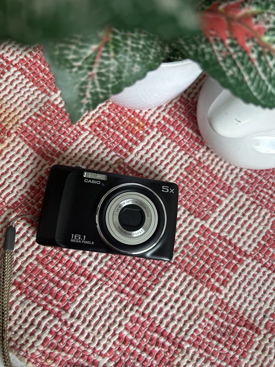 baddiegicam's tweet image. wts digicam casio exilim qv r-300 (16 mp)

no minus 

1.3 (co oren ada diskon)

kelengkapan: unit, memori, card reader, batre, charger, strap, dan pouch

#wtb #zonajajan #zonauang #zonabu #kameradigital #camdig