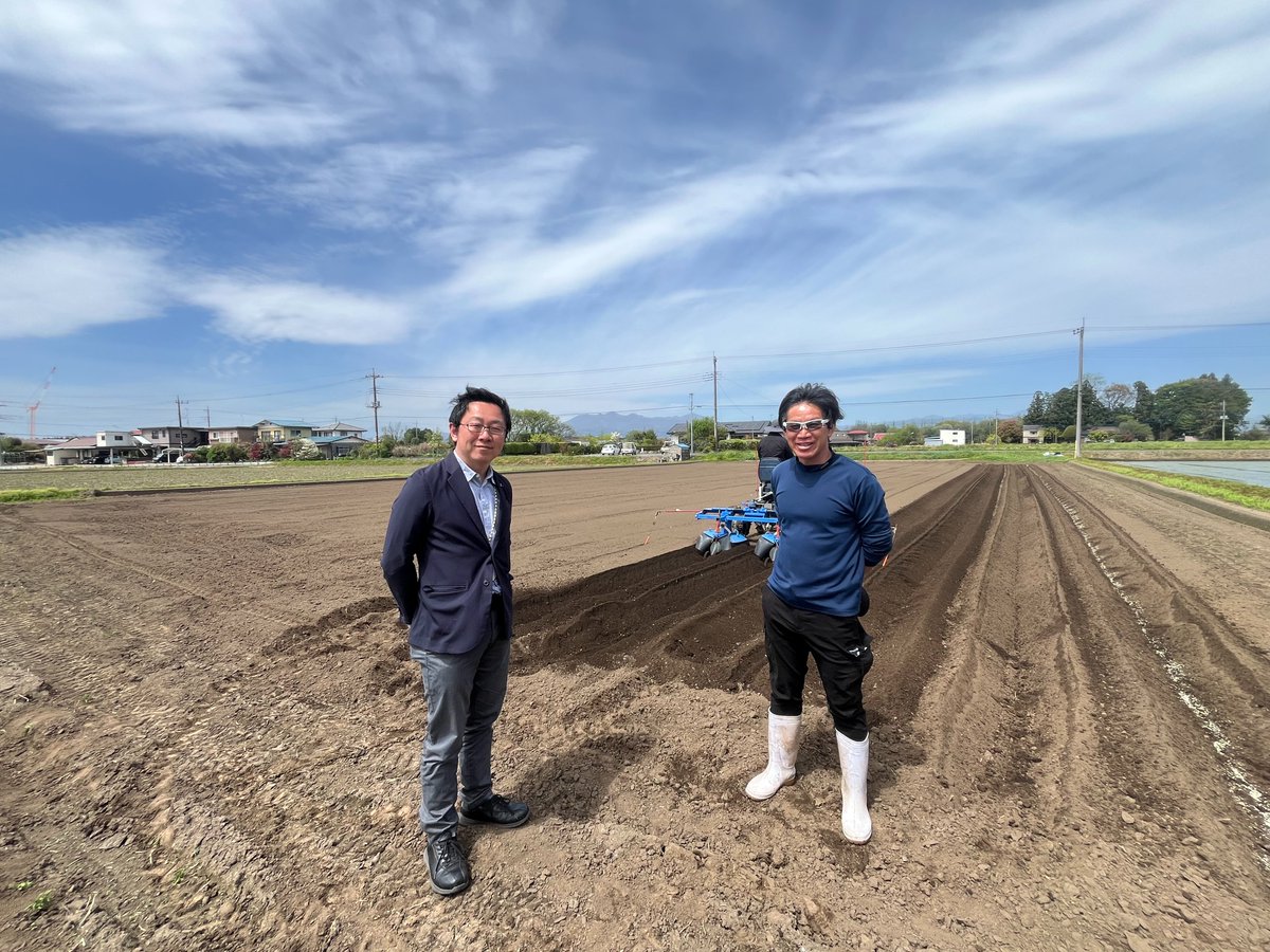 hoshimasato's tweet photo. 先日、ねぎの定植を視察させていただきました。
大田原市議会議員で那須野ヶ原FCの代表をされている津守那音さんですが、クラブチームでお米やねぎの栽培に取り組んでいます。
畝を作り、肥料を撒き、定植していく作業を見せていただきました。
アドバイザーは大田原ブランド「与一ねぎ」の阿久津清尚さん。
新たな取り組みに果敢に挑戦されている那須野ヶ原FC。頑張ってほしいです。

今年度もできるだけ現場に伺い、話をきかせていただきたいと思っています。
市内県内、農林環境関係で現場を見させていただける方がおりましたら、是非よろしくお願いいたします。
#那須野ヶ原FC
#農業とスポーツ
#ねぎ栽培
#栃木県
#農業やるなら栃木県
#農業やるなら大田原