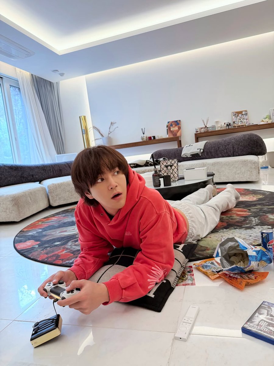 Kkorepo's tweet photo. #チャン・グンソク、寝そべってゲームする姿までかっこいい…甘える愛猫が羨ましい 
#チャングンソク  
🔗https://t.co/C8xFrEu9jF https://t.co/IxzPcwFiHL