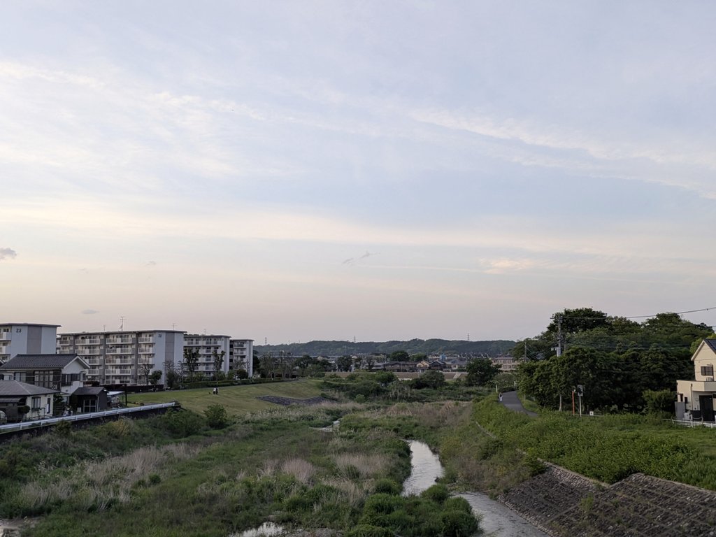 ViolaObtusa's tweet image. #イマソラ
#夕日 #夕焼け
#雲 #南浅川
#夕暮れの風景

南浅川に架かる橋(横川橋)から見た午後六時過ぎの夕暮れの風景。