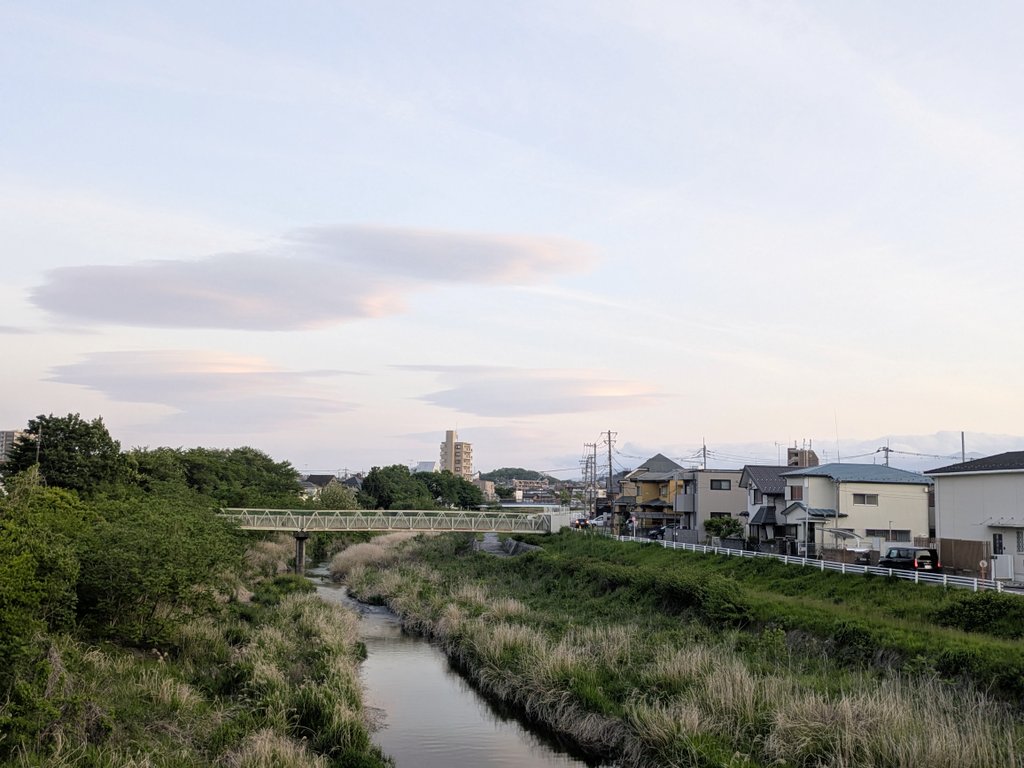ViolaObtusa's tweet image. #イマソラ
#夕日 #夕焼け
#雲 #南浅川
#夕暮れの風景

南浅川に架かる橋(横川橋)から見た午後六時過ぎの夕暮れの風景。