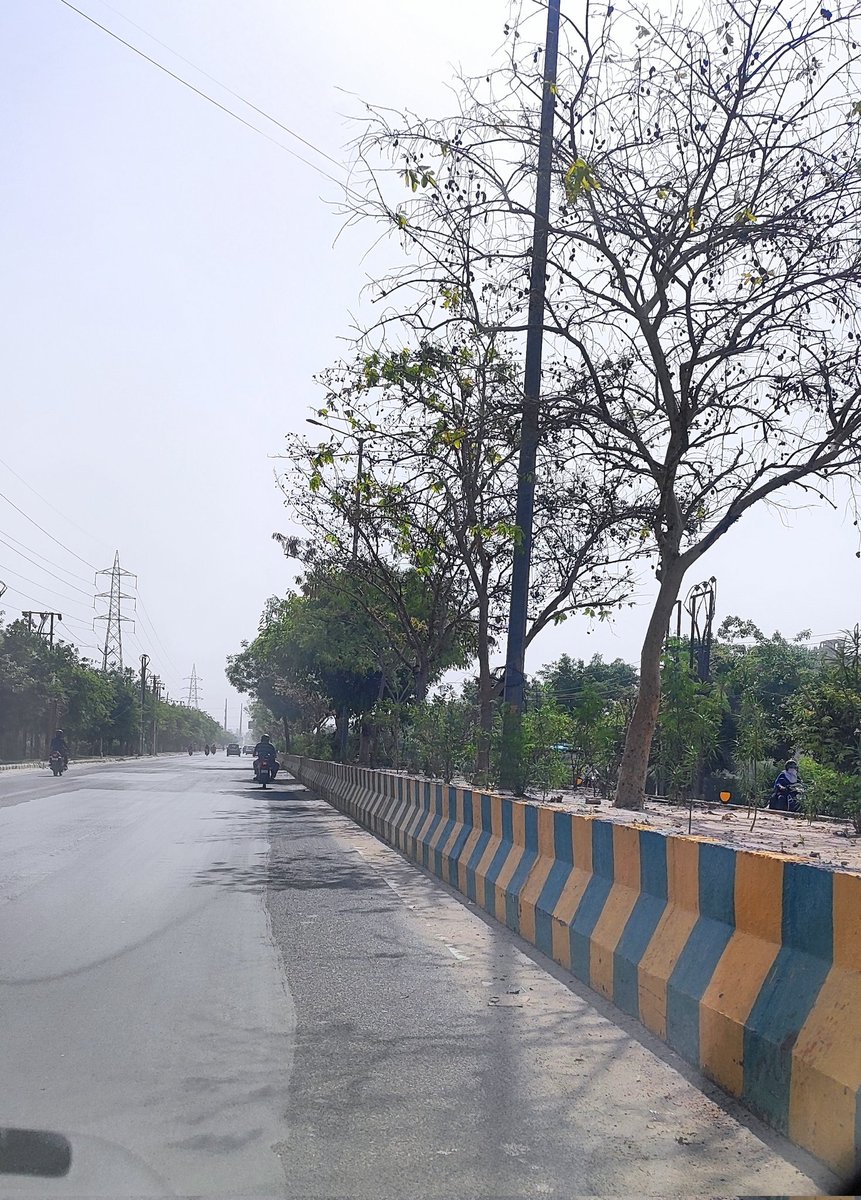 rockme26's tweet image. #noida
@CeoNoida @noida_authority @CPCB_OFFICIAL @CAQM_Official @RoopaMishra77 @IasAlok @ChiefSecyUP 
Noida sec 116-112 main road 
Sec 115-112 main road towards FNG full of dust next to road divider despite mechanical sweeping machine contract here.
Please see the condition.