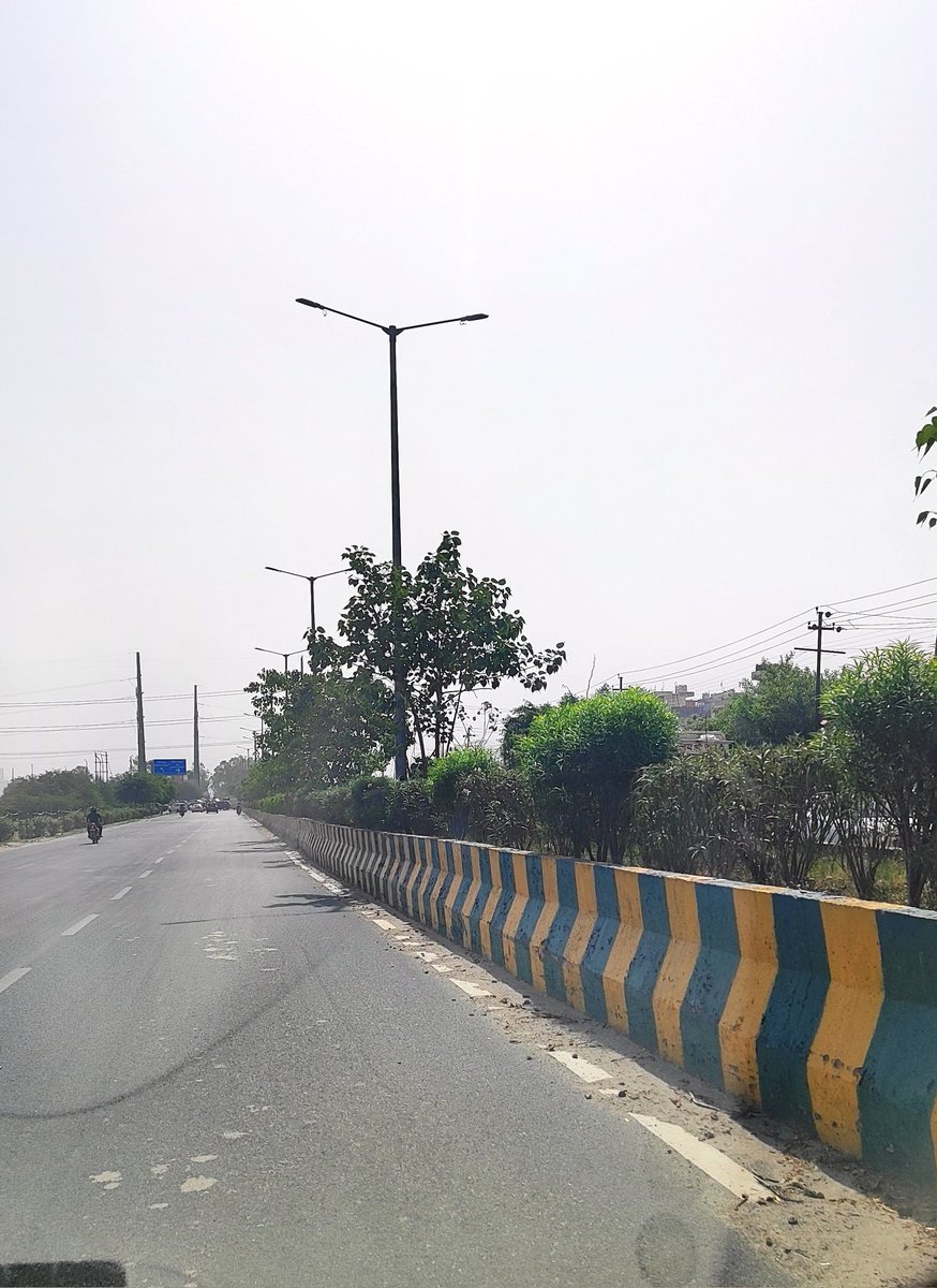 rockme26's tweet image. #noida
@CeoNoida @noida_authority @CPCB_OFFICIAL @CAQM_Official @RoopaMishra77 @IasAlok @ChiefSecyUP @SwachhBharatGov
Noida FNG road from sec 112_115 towards pathala 
full of dust next to road divider despite mechanical sweeping machine contract here.
Please see the condition.