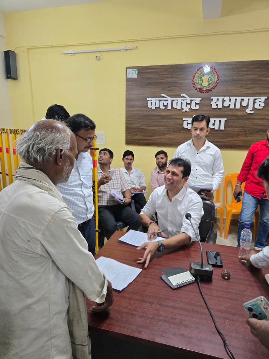 CDatia's tweet photo. जनसुनवाई | कलेक्टर श्री स्वप्निल वानखड़े ने सुनीं नागरिकों की समस्याएं।

#दतिया #CollectorDatia #swapnilwankhadeias #datia #MadhyaPradesh #जनसुनवाई https://t.co/UC1CkBYWGT