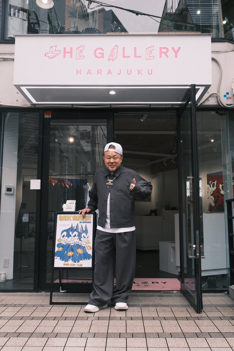 Tgharajuku3939's tweet photo. 【tHE GALLERY HARAJUKUよりお知らせ】

tHE GALLERY HARAJUKUは、2023年7月のオープン以来、この場所でいくつもの展示を重ね、多くの表現と出会いを育んできましたが、諸般の事情により、この地を離れることとなりました。

渋谷区神宮前というこの場所で過ごした時間は、僕たちにとってとても大切なものでした。
足を運んでくださった皆さま、作品を託してくださったアーティストの皆さま、そしてこの場所を支えてくださったすべての方々に、心より感謝申し上げます。

この場所がここまで続いてきたのは、関わってくださった一人ひとりのおかげです。

ギャラリーという場所には終わりがあっても、そこで生まれたものまで終わるわけではありません。
ここで生まれたつながりや試みは、これからも形を変えながら続いていきます。

他ギャラリーとのコラボレーションや、阪急・ラフォーレで展開している「+https://t.co/72KHJxIlfC GALLERY」の中にも、この場所で得た感覚はきっと生きていくはずです。
そしてまた、何事もなかったように、ひょっこりと新しいギャラリーとして皆さまの前に現れる日も、そんなに遠くないような気もしています。

なお、
ギャラリー最終日の
4月29日まで
BAKENEKO「STICK TOGETHER」

を開催中です。

最後まで、この場所での時間を楽しんでいただけましたら幸いです。

tHE GALLERY HARAJUKUとしての活動はここで一区切りとなります。
ですが、米原康正のキュレーション活動がここで終わるわけではありません。
場所が変わっても、形が変わっても、これからも変わらず、面白い表現と出会いをつくっていきたいと思っています。

これまで本当にありがとうございました。
そして、これからもどうぞよろしくお願いいたします。

tHE GALLERY HARAJUKU
〒150-0001 東京都渋谷区神宮前3-20-21
キュレーター　米原康正

【Announcement from tHE GALLERY HARAJUKU】

Since opening in July 2023, tHE GALLERY HARAJUKU has hosted numerous exhibitions in this space, fostering a wide range of artistic expressions and meaningful encounters. However, due to various circumstances, we have decided to leave this location.

The time we spent here in Jingumae, Shibuya has been incredibly meaningful to us. We would like to express our heartfelt gratitude to everyone who visited, the artists who entrusted us with their works, and all those who supported this space.

This gallery has come as far as it has thanks to each and every one of you who has been involved.

Even if a gallery as a physical space comes to an end, what was created here does not disappear. The connections and creative endeavors born here will continue to evolve and carry on in new forms.

Through collaborations with other galleries, as well as within “+https://t.co/72KHJxIlfC GALLERY” at Hankyu and Laforet, the spirit cultivated in this space will surely live on. And perhaps, before too long, we may quietly reappear before you as a new gallery, as if nothing had happened.

Currently, until the final day of the gallery on April 29, we are holding:
BAKENEKO “STICK TOGETHER”

We hope you will enjoy the remaining time in this space until the very end.

This marks a milestone and conclusion for tHE GALLERY HARAJUKU in this location. However, Yasumasa Yonehara’s curatorial work will continue. Regardless of changes in place or form, we remain committed to creating opportunities to encounter exciting and inspiring expressions.

Thank you sincerely for all your support.
We look forward to continuing this journey with you.

tHE GALLERY HARAJUKU
3-20-21 Jingumae, Shibuya-ku, Tokyo 150-0001
Curator: Yasumasa Yonehara

@yone69harajuku 
@DAYONEGallery
@yohkoyonehara
