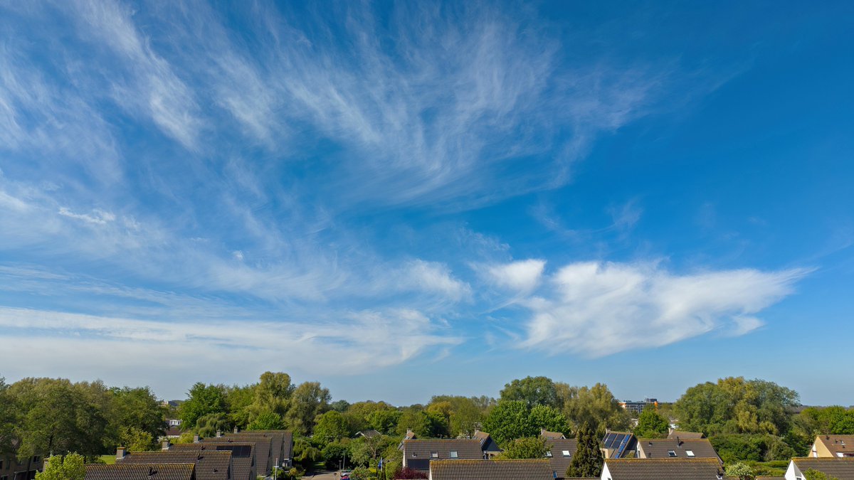 StormjagersNL's tweet image. Blauwe lucht met sluierbewolking en virga 🌤️ #weerfoto #lente #Hellevoetsluis @EilandVoorne @_voorneputten @BuienRadarNL @weerverteller @EdAldus @KikiBo21937 @johan_klos @BasMunne