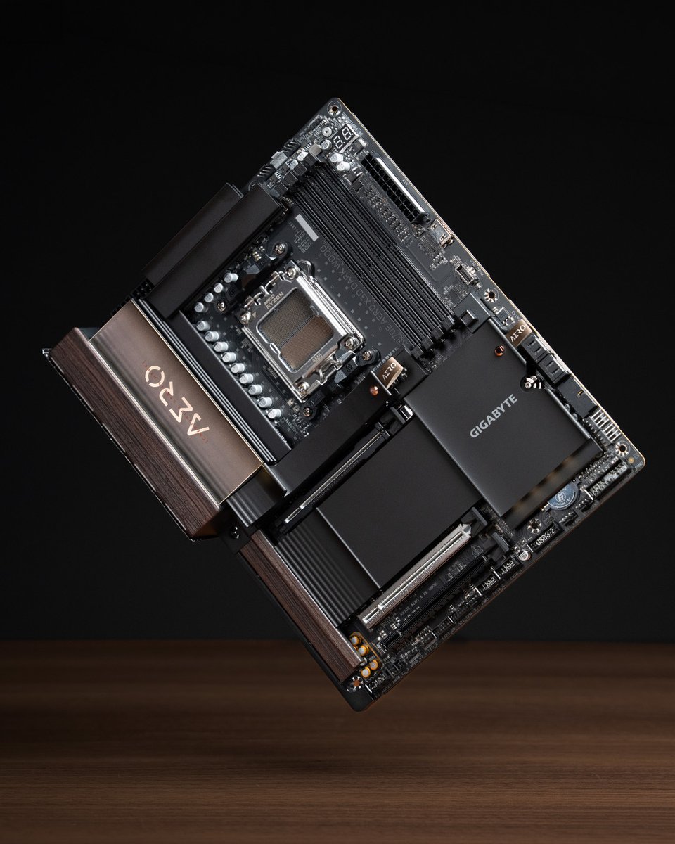 GIGABYTE_DE's tweet image. GIGABYTE AORUS AERO GiMATE AI TOP GAMING POWER 😎

GIGABYTE #X870E AERO X3D DARK WOOD Mainboard 

Dank an 💘🛠📸🎥💻: @ gigabyte_official  

#GIGABYTE #AORUS #BattleRigs #MiniITX #GamingPC #PCMR