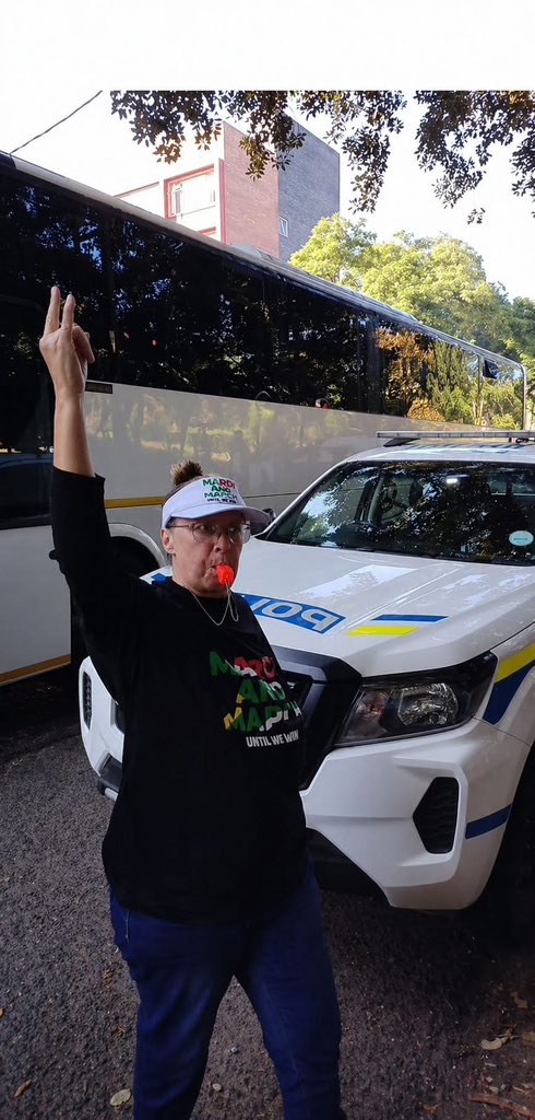 Man’s NOT Barry Roux tweet media