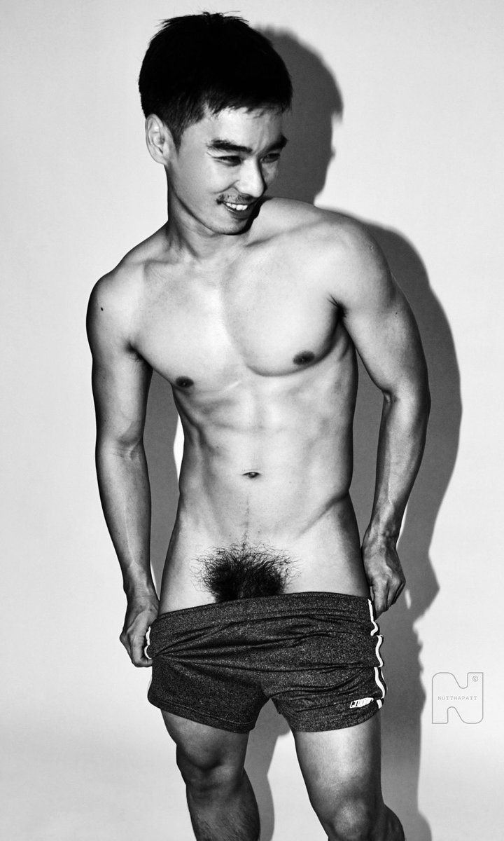 ntpswong's tweet image. ⚫️⚪️ [ Model : @nawtsukekung ] #blackandwhite #malemodel #gym #muscle #mood