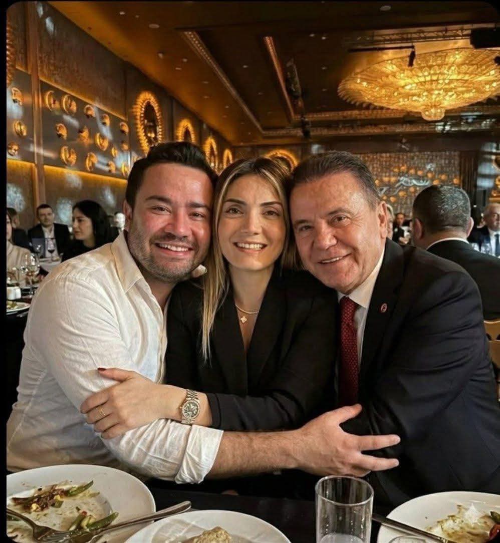 Ottoman_Osman_'s tweet photo. Babadan oğula yap devret modeli, Uşak belediye başkanı ve diğerlerine örnek olsun. 

Öyle 4 - 5 sevgili yapıp bi dünya  masraf etmek yerine, tek sevgiliyle  bi kaç kişi idare edin devir tasarruf devri,  millet aç  ekonominin  durumu ortada 😂 https://t.co/kEWI19dOkX