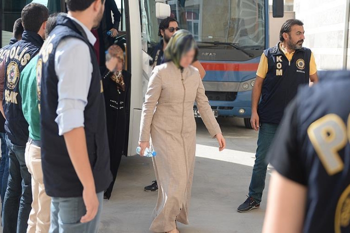Kayseri'de bu sabah, aralarında kadınların da olduğu 7 KHK'lı TUTUKLANDI:

KHK'lı 4 öğretmen, 1 astsubay, 1 üsteğmen, 1 polis.

Yine acaba kimin çocuklarını annesiz-babasız bıraktılar.  

tr724.com/kayseride-khkl…