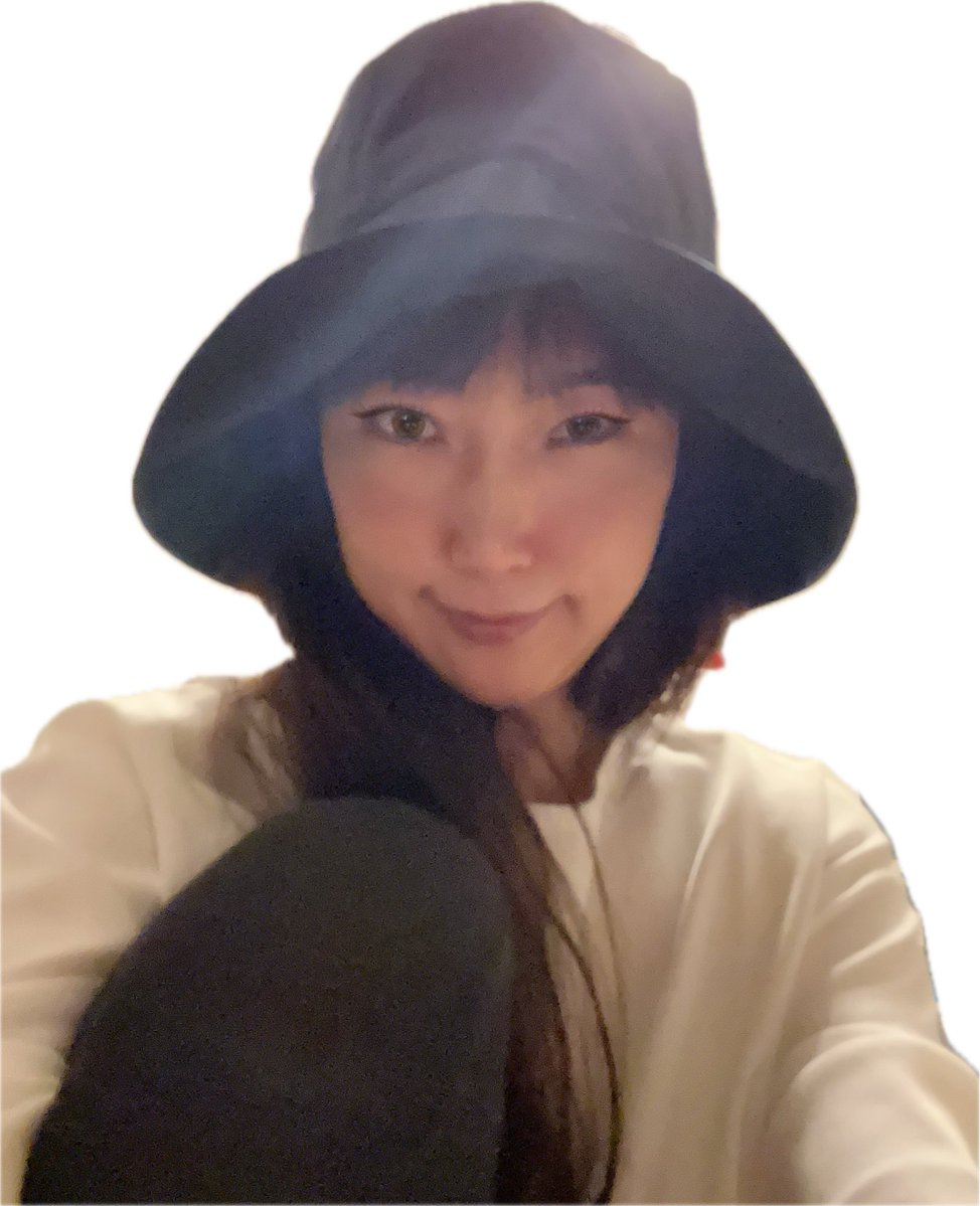 日差しが強くなってきたから、
お帽子被り始めようかにゃ👒