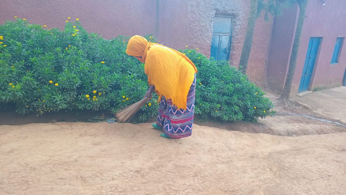 Manyagiro_G's tweet photo. None kuwa Kabir,tariki ya 28 Mata 2026, #Manyagiro hakozwe igitondo cy’isuku cyitabiriwe n’abakozi b’umurenge,kiyobowe na Bwana KALISA Claudien Umunyamabanga Nshingwabikorwa w'umurenge wa Manyagiro.Hibanzwe ku gusukura ibice bitandukanye no gushimangira umuco w’isuku https://t.co/ofAXkrN2Lo