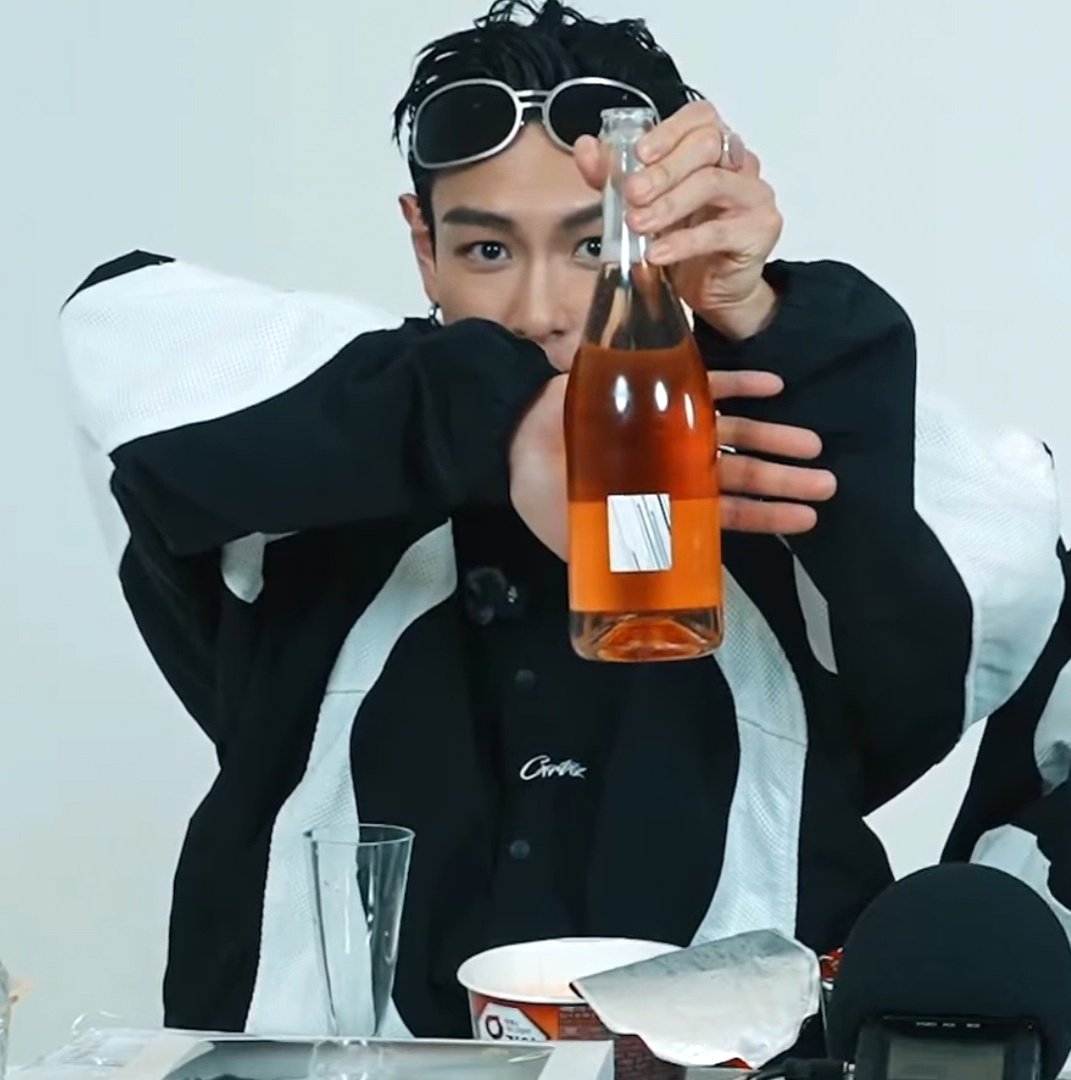 t_alison's tweet image. Aprendió esa pose y nunca mas la soltó jajajaja

#ChoiSeunghyun #TOP #탑