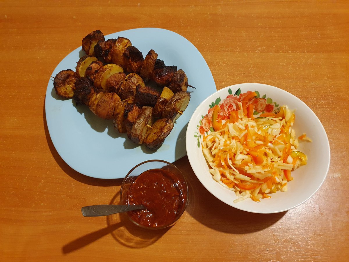 J0hn_3Volta's tweet image. вот ещё оч простой рецепт для аэрогриля(конечно и в духовке можно)

замариновал окорок, картошку порезал кружочками, перемешал её с маслом, солью, сухим чесноком и паприкой

острый соус и витаминный салатик
просто и вкусно

#едадлянищих 
#comfortfood