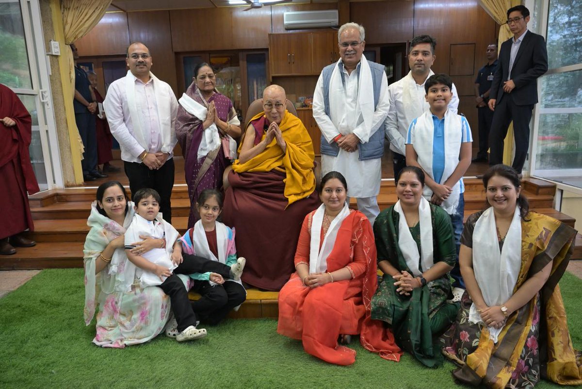 आज मैक्लॉडगंज, हिमाचल प्रदेश में सपरिवार बौद्ध धर्म गुरु परम पावन दलाई लामा जी के सानिध्य का सौभाग्य मिला.

दलाई लामा जी से मुलाकात एक यादगार आध्यात्मिक अनुभव रहा. उनकी सादगी, करुणा, ऊर्जा तथा लोक-कल्याण की भावना हम सभी के लिए प्रेरणादाई है.

मानवता और शांति के उनके संदेश सदैव