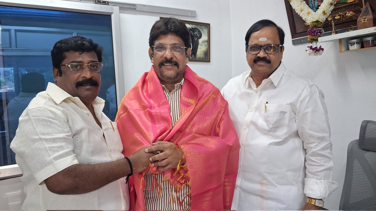 AiPmkoffi's tweet photo. விடுதலை சிறுத்தைகள் கட்சியின் பொருளாளராக நியமிக்கப்பட்டுள்ள அன்புத் தம்பி S.S.பாலாஜி அவர்களுக்கு வாழ்த்துகள்!..
-----------------------------------------

இன்று(28/04/2026) விடுதலை சிறுத்தைகள் கட்சியின் பொருளாளராக நியமிக்கப்பட்டுள்ள திரு S.S பாலாஜி அவர்கள், அனைதிந்திய பாட்டாளி முன்னேற்றக் கட்சியின் தலைமை அலுவலகத்திற்கு நேரில் வந்து நிறுவனர் - தலைவர் மதிப்பிற்குரிய ஐயா திரு சி.என்.இராமமூர்த்தி அவர்களை சந்தித்து தான் பொருளாளராக நியமிக்கப்பட்டுள்ள செய்தியை தெரிவித்து, ஐயா சி.என்.ஆர் அவர்களிடம் வாழ்த்து பெற்றார்!..

கொள்கைப் பிடிப்பு, கடுமையான களப்பணி மற்றும் தலைமைக்கு நேர்மையுடன் நடந்துகொள்ளும் நற்குணம் இவையாவும் 
தம்பி பாலாஜியை இந்த அங்கீகாரம் பெற வைத்திருப்பதாக அய்யா சி.என்.இராமமூர்த்தி நெகிழ்ச்சியோடு வாழ்த்தினார்!..

 வன்னியர் சமூகத்தை சேர்ந்த அன்புத்தம்பி, துடிப்பான இளைஞர் S.S.பாலாஜி அவர்கள் விடுதலை சிறுத்தைகள் கட்சியில் ஒடுக்கப்பட்டோரின் உரிமைக் குரலாய் ஒலிப்பது பெருமைக்குரிய விடயம்,
 கட்சியை பொது நீரோட்டத்தில் சிறப்பாக வழிநடத்தும் அன்புச் சகோதரர் நாடாளுமன்ற உறுப்பினர், விடுதலை சிறுத்தைகள் கட்சியின் தலைவர் திரு. தொல். திருமாவளவன் அவர்களுக்கும் எமது கட்சி மற்றும் வன்னியர் கூட்டமைப்பின் சார்பாக வாழ்த்துகளும் பாராட்டுகளும்!.

திரு.S.S. பாலாஜி அவர்களுக்கு உரிய அங்கீகாரம் உரிய சமயத்தில் கிடைத்ததை எண்ணி  மகிழ்கிறோம்.

உடன் கட்சியின் துணைத் தலைவர் திரு.k. Venkatesan, மாநில தொழில்நுட்ப அணி பொறுப்பாளர் திரு.சு. தண்டபாணி மற்றும் அமைப்புச் செயலாளர் v. சற்குரு போன்றோர் உடன் இருந்தனர்!..

@VckBalaji @thirumaofficial @vckdigital