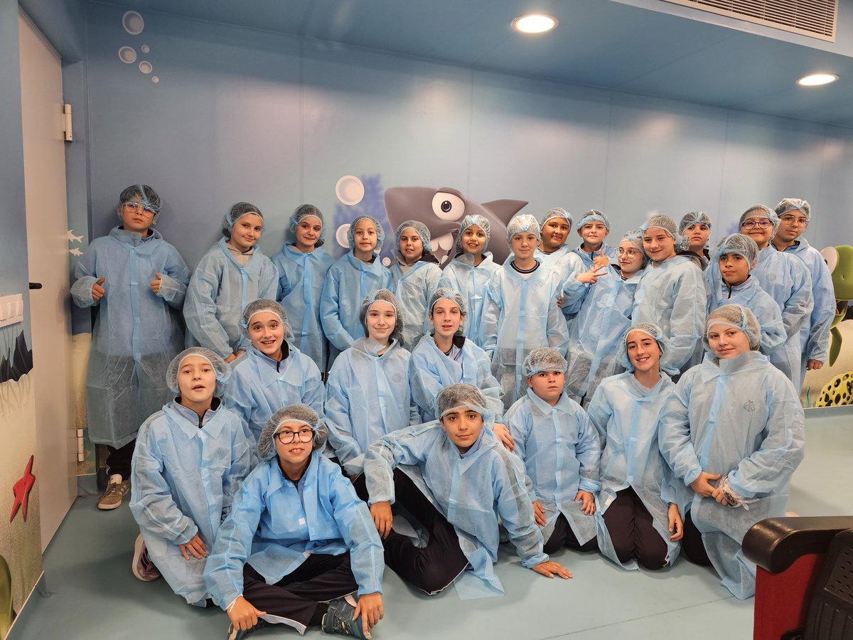ColeRemedioSC's tweet photo. El alumnado de quinto y sexto de Primaria ha visitado la fábrica de Cuétara, donde ha podido conocer de cerca el proceso de elaboración y envasado de las galletas. Ha sido una experiencia muy interesante en la que han aprendido cómo se producen estos alimentos. #colegiosHHCC https://t.co/T4UNc4RTDG