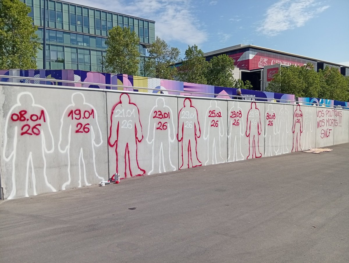 Laura_Varlet17's tweet photo. VOS POLITIQUES, NOS MORTS!

Devant le siège de la SNCF à Saint Denis, avec les cheminots nous sommes venus nombreux et nombreuses pour dénoncer la politique de l'entreprise, la privatisation, l'ouverture à la concurrence et la souffrance au travail que cela génère, avec un record de 12 suicides de collègues depuis le début de l'année !

Avant c'était France Telecom, aujourd'hui c'est la SNCF. 

STOP AU MASSACRE!