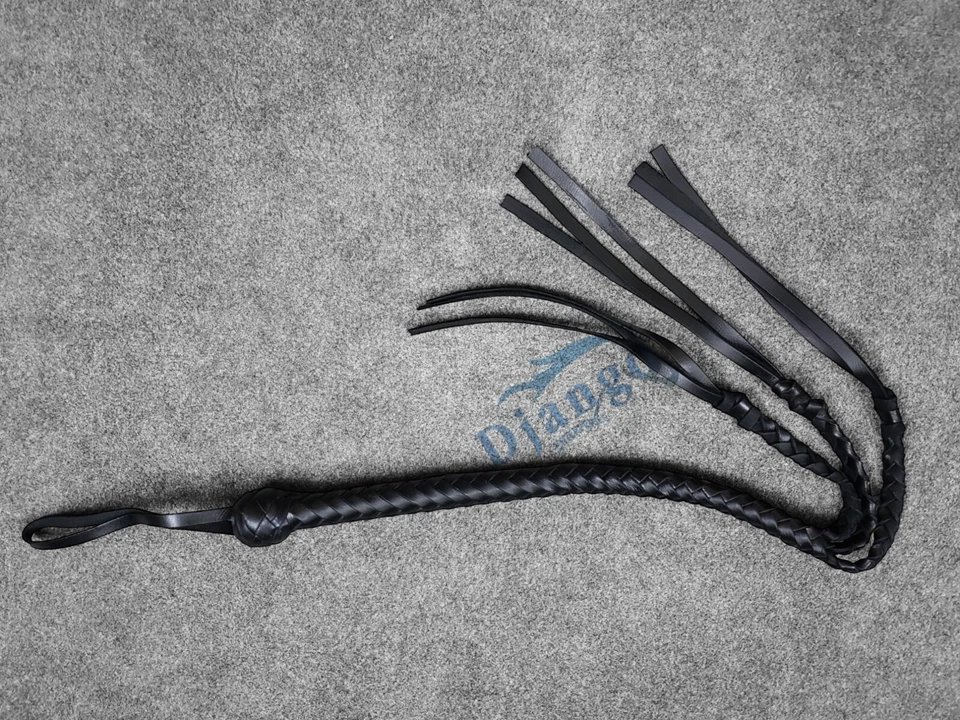 DJANGOENT's tweet image. Three tails. One purpose. Total control.

Compact 36” leather flogger with a solid feel in hand — balanced, responsive, and built for precision over chaos.

🛒 Shop now:
 ebay.co.uk/itm/1158559478…

#LeatherFlogger #Precision #Handmade
