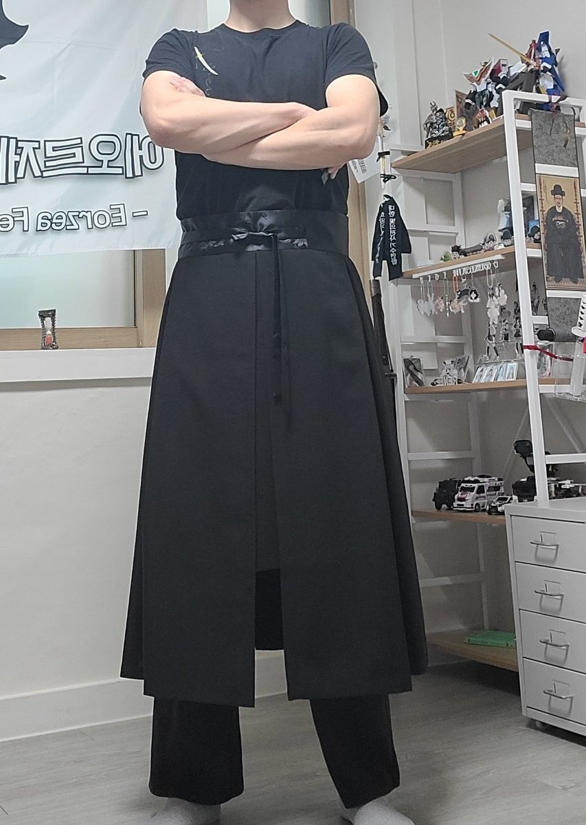 violet_hunter_'s tweet photo. 천의무봉의 웃치마.

슬슬 더워지고 있다. 그말인즉,여름이 온다는 것이다.
옷 한장으로 승부를 봐야하는 진검승부의 계절.

그래서 샀다. 옷 위에 두르는거니까 여름에도 괜찮게
입고 다닐 수 있겠지. https://t.co/79KHXU1NXL