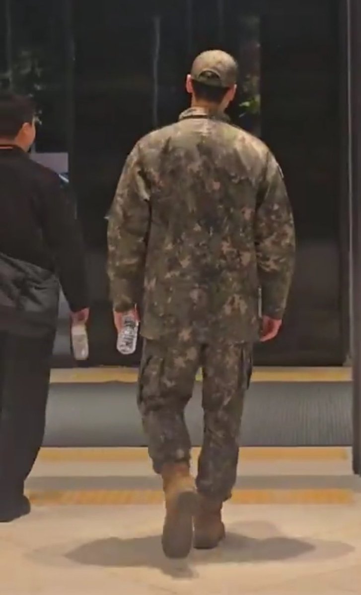 it's not that eunwoo wants to look like an grandpa with those clothes it's that his back has grown so much, his shoulder width is massive now, but he still stays slim downwards. they just won't tailor the suit to fit him properly 😭😆