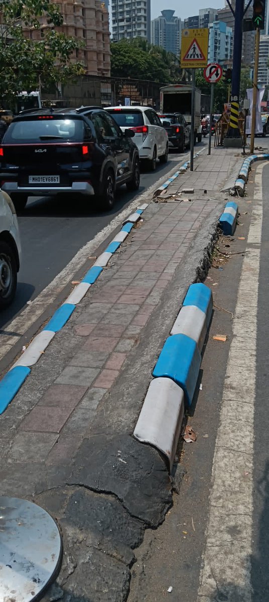 #Mumbai

Remember this flimsy Blue &amp; White plastic kerb stones with LED lights that was put up on the roadside by various कार्यसम्राट नगरसेवक using taxpayers money..

Most of them are broken down or have now become relics, like this one at Veer Sawarkar Marg, Prabhadevi nr