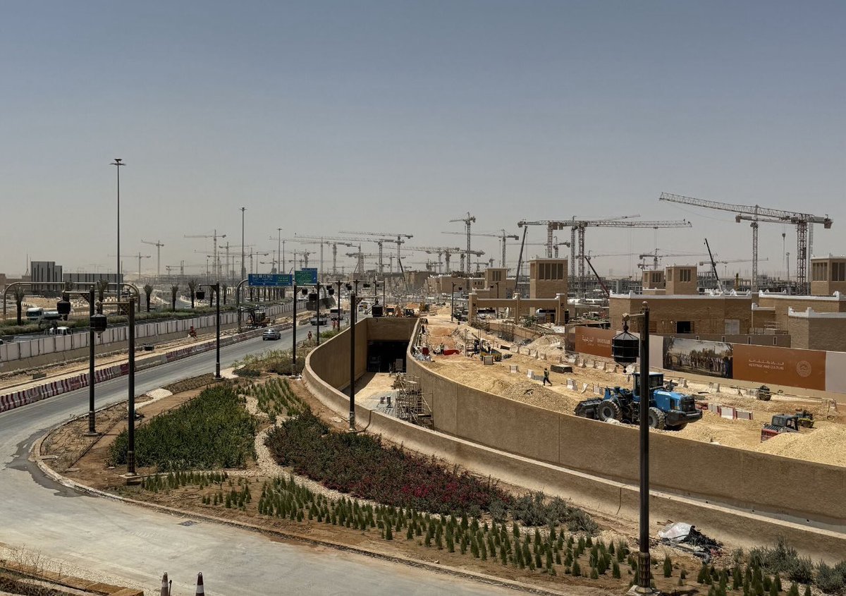 SaudiProject's tweet photo. الرئيس التنفيذي لشركة #الدرعية:

تعمل حاليًا 90 رافعة ضمن منطقة #ميدان_الدرعية، على أن يتم إنزالها بحلول العام المقبل، فيما سيتم تركيب نحو 100 رافعة جديدة لمشروع #الجادة_الكبرى https://t.co/4fkhlaICNY