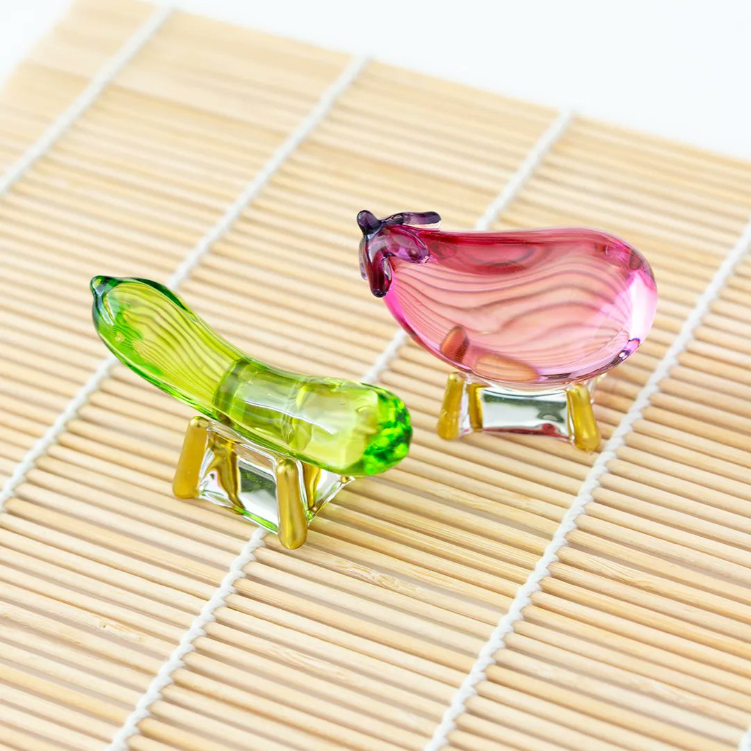 543life's tweet photo. 「クリスタル精霊馬」今年も入荷しました.。.:*・゜

キラキラと光を反射し輝く、ガラスでできた精霊馬。
手のひらに乗る大きさが可愛らしく、ガラスの透明感が涼しげです。
お家に飾りやすいデザインもいいですね。

▼お買い物は、暦生活のサイトから
https://t.co/AS2k8esw6a https://t.co/4C2Al1mnjW