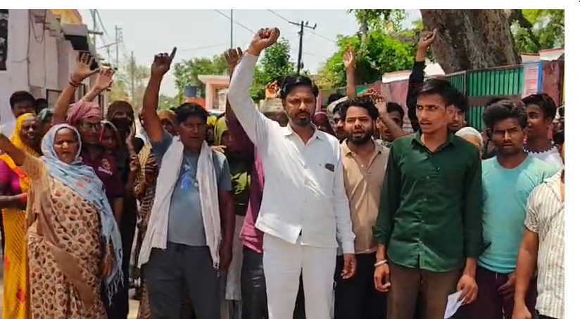 bstvlive's tweet image. एटा : स्मार्ट मीटर के विरोध में प्रदर्शन

➡SDM ऑफिस में लोगों का प्रदर्शन
➡लोगों ने ज्यादा बिल आने का किया दावा
➡सरकार स्मार्ट मीटर पर लगा चुकी है रोक
➡स्थानीय लोगों से SDM को सौंपा ज्ञापन
➡एटा के जलेसर तहसील का पूरा मामला 

#Etah #SmartMeter #UttarPradesh @UPPCLLKO