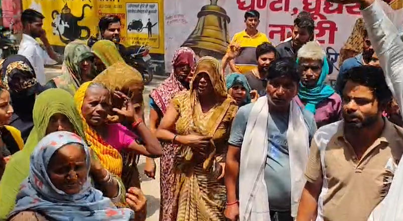bstvlive's tweet image. एटा : स्मार्ट मीटर के विरोध में प्रदर्शन

➡SDM ऑफिस में लोगों का प्रदर्शन
➡लोगों ने ज्यादा बिल आने का किया दावा
➡सरकार स्मार्ट मीटर पर लगा चुकी है रोक
➡स्थानीय लोगों से SDM को सौंपा ज्ञापन
➡एटा के जलेसर तहसील का पूरा मामला 

#Etah #SmartMeter #UttarPradesh @UPPCLLKO