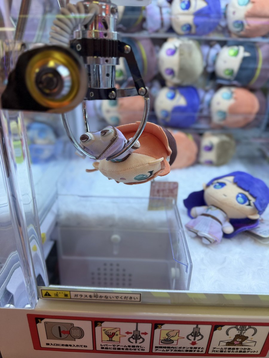 「ぷちヒノシタさん、広がったスカートの張力で固定されるというハレンチミラクル発生し」|志画内まいと@お助けマン2巻発売中のイラスト