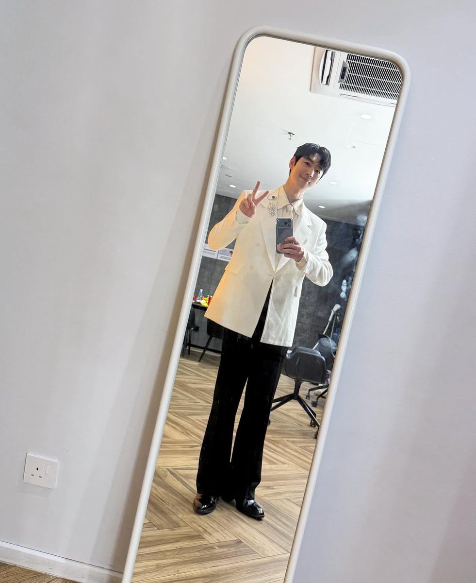 jjehoooooon's tweet photo. 아거울샷 너무좋다 사랑해 쩨후니ㅠㅠ❤️❤️ https://t.co/R67565Wrtf